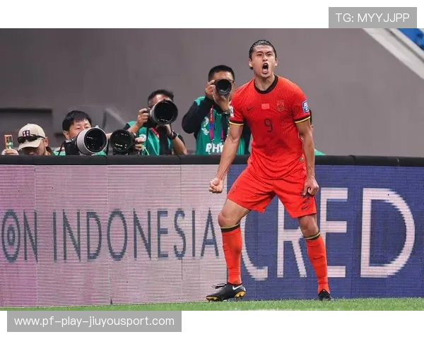 张玉宁门前头球再建一功